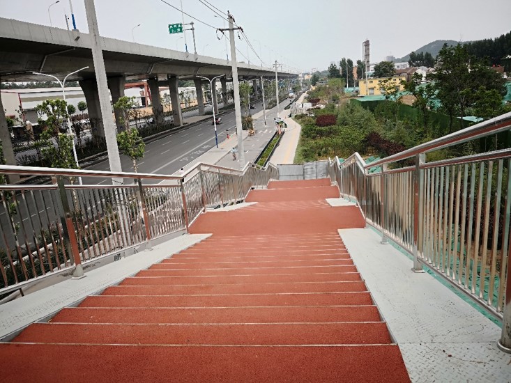 濟南市工業(yè)北路快速路建設(shè)人行天橋工程